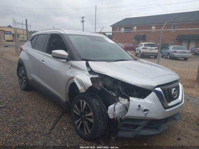  Salvage Nissan Kicks