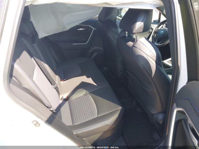 Toyota RAV4 Xse Image 12