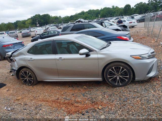 Toyota Camry Se Image 11