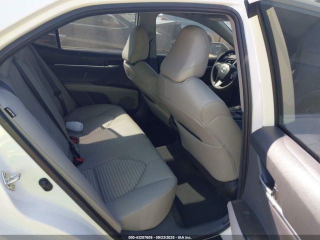 Toyota Camry Se Image 11