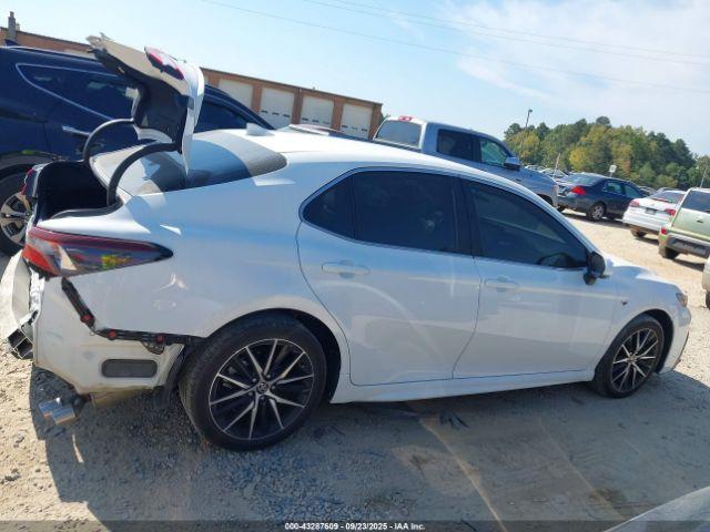 Toyota Camry Se Image 10