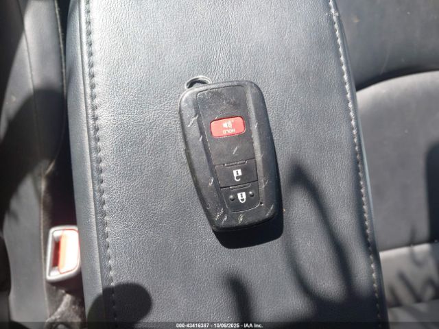 Toyota Prius Xle Image 9