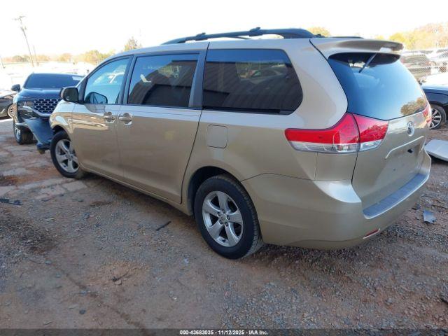 Toyota Sienna Le V6 Image 2