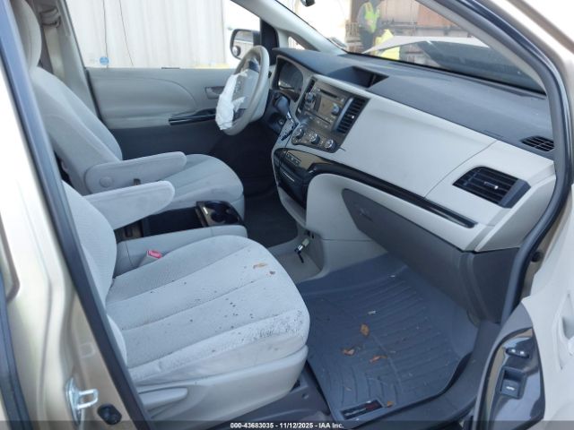 Toyota Sienna Le V6 Image 7