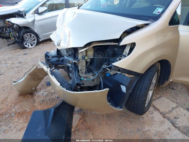 Toyota Sienna Le V6 Image 3