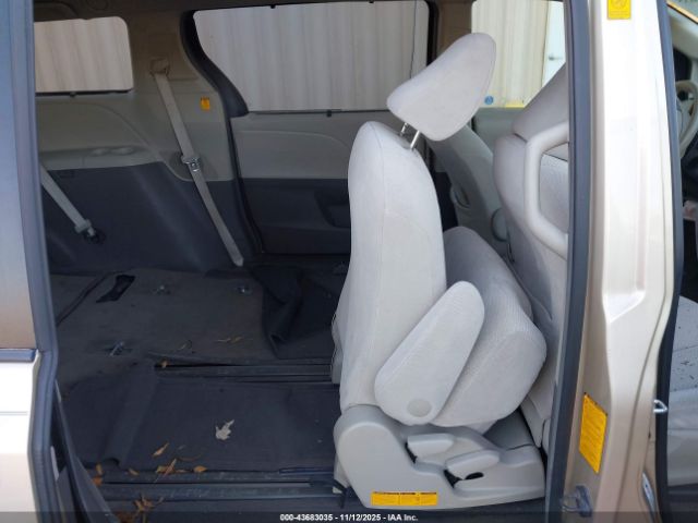 Toyota Sienna Le V6 Image 4