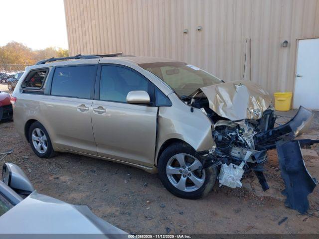 Toyota Sienna Le V6 Image 13