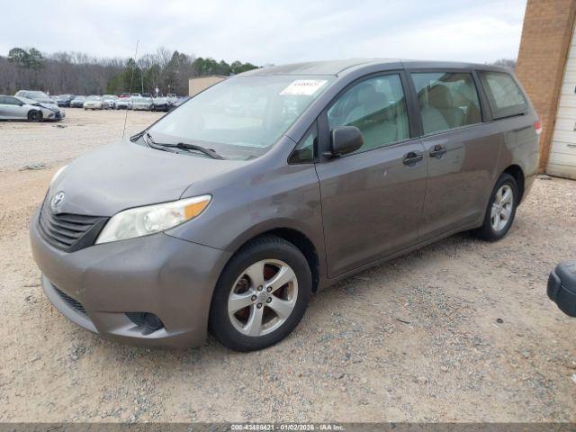 Toyota Sienna Base V6 Image 9