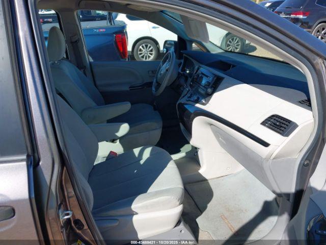 Toyota Sienna Base V6 Image 5