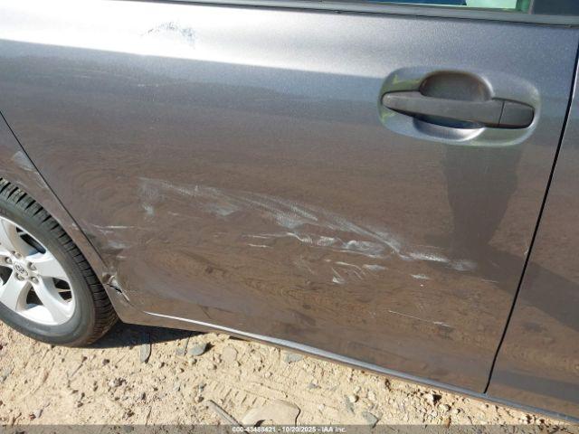 Toyota Sienna Base V6 Image 8