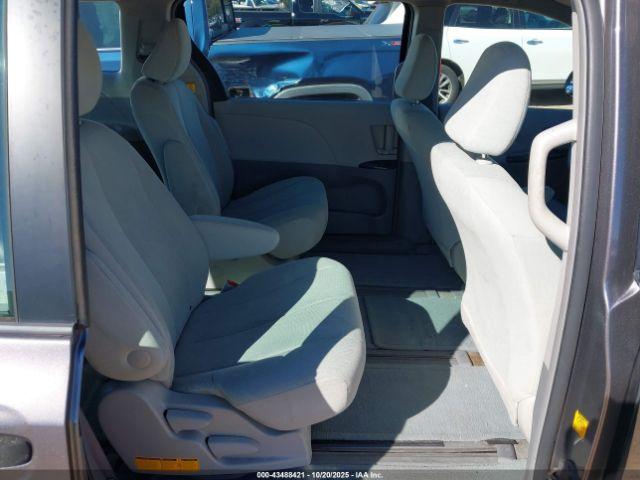 Toyota Sienna Base V6 Image 13