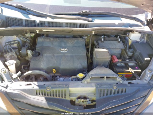 Toyota Sienna Base V6 Image 6