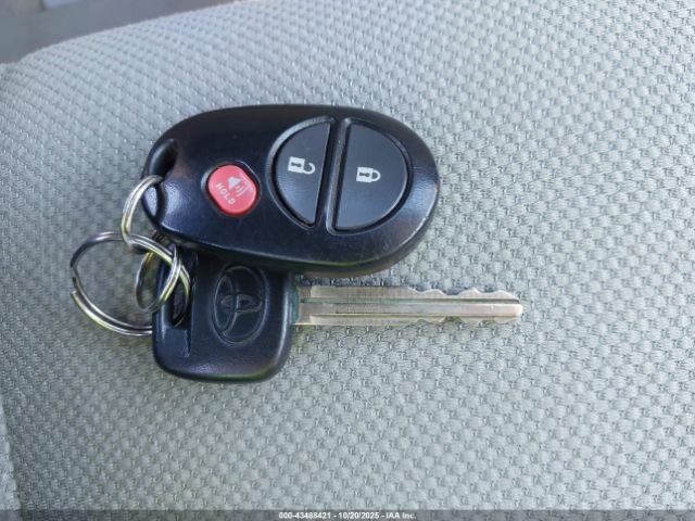 Toyota Sienna Base V6 Image 10