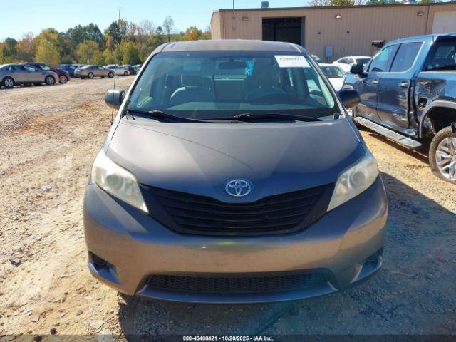 Toyota Sienna Base V6 Image 16