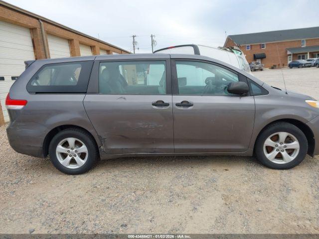 Toyota Sienna Base V6 Image 12