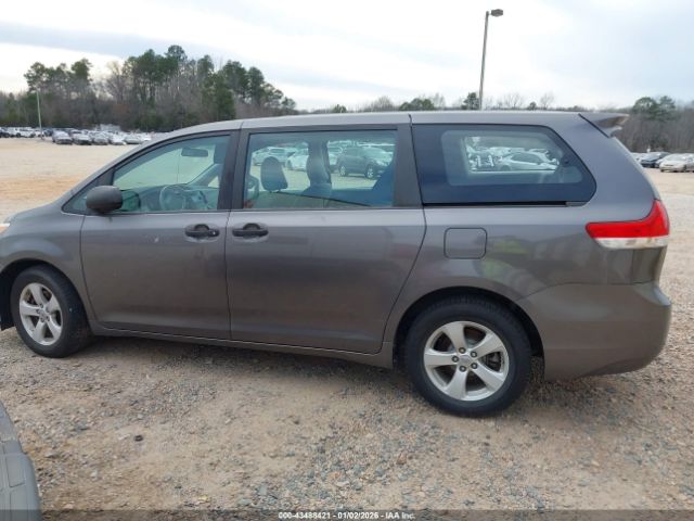 Toyota Sienna Base V6 Image 11