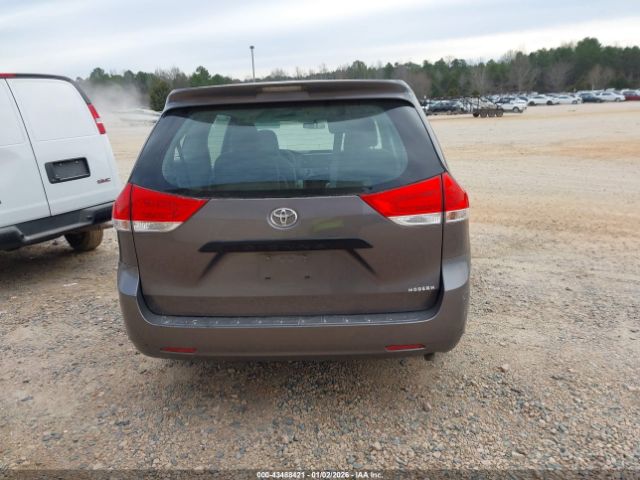 Toyota Sienna Base V6 Image 17