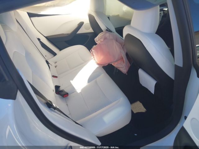 Tesla Model 3 Image 8