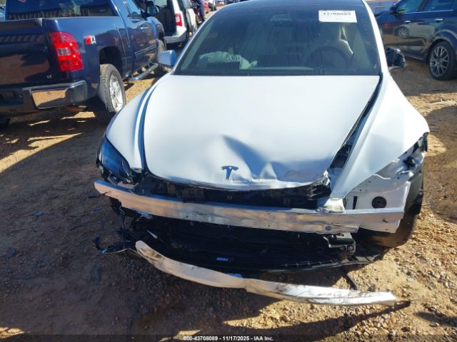 Tesla Model 3 Image 11