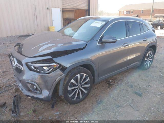 Mercedes-Benz GLA 4matic Image 12