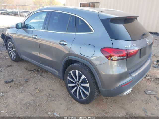 Mercedes-Benz GLA 4matic Image 13