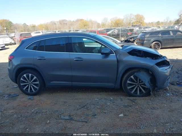 Mercedes-Benz GLA 4matic Image 17