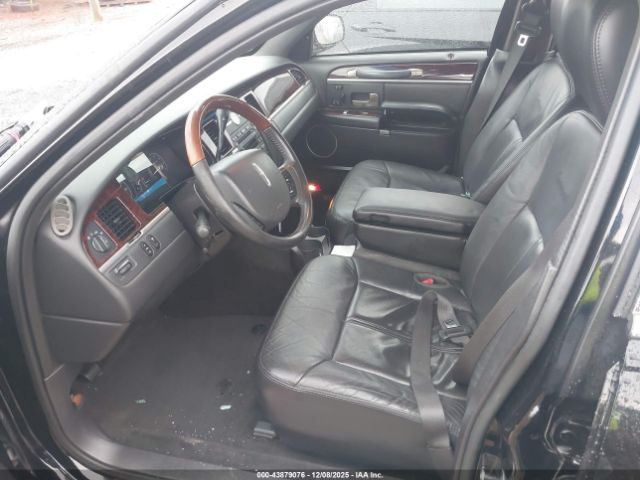 Lincoln Towncar Signature Limited Image 2