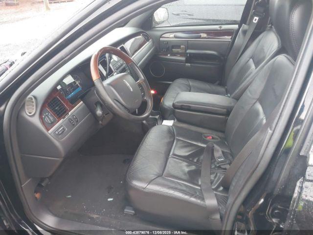 Lincoln Towncar Signature Limited Image 2