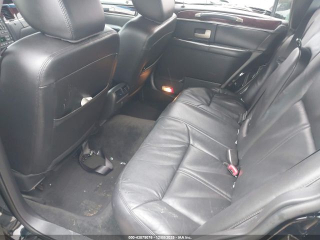 Lincoln Towncar Signature Limited Image 5