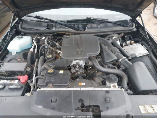 Lincoln Towncar Signature Limited Image 13