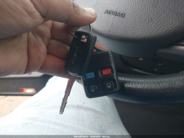 Lincoln Towncar Signature Limited Image 11