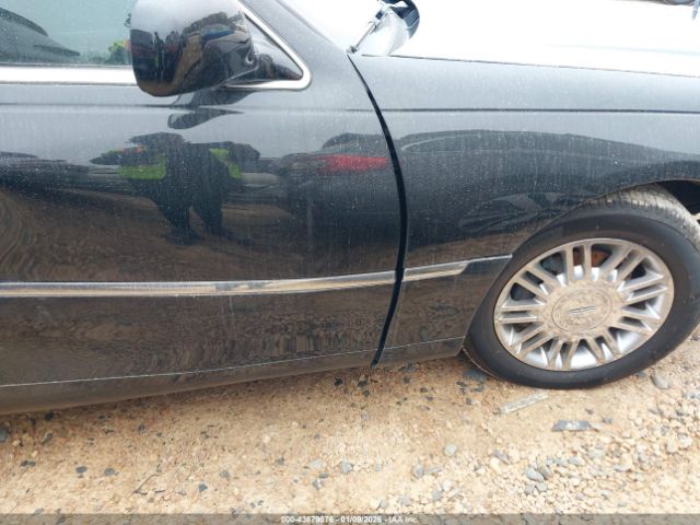 Lincoln Towncar Signature Limited Image 17