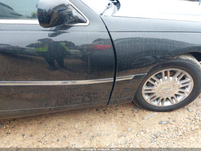 Lincoln Towncar Signature Limited Image 17