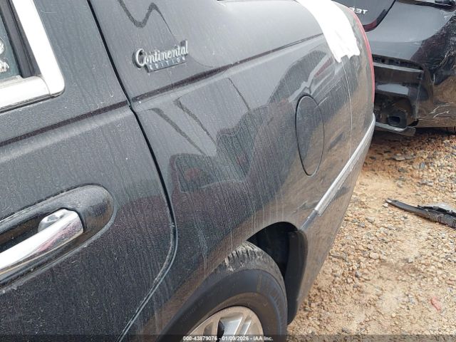 Lincoln Towncar Signature Limited Image 15