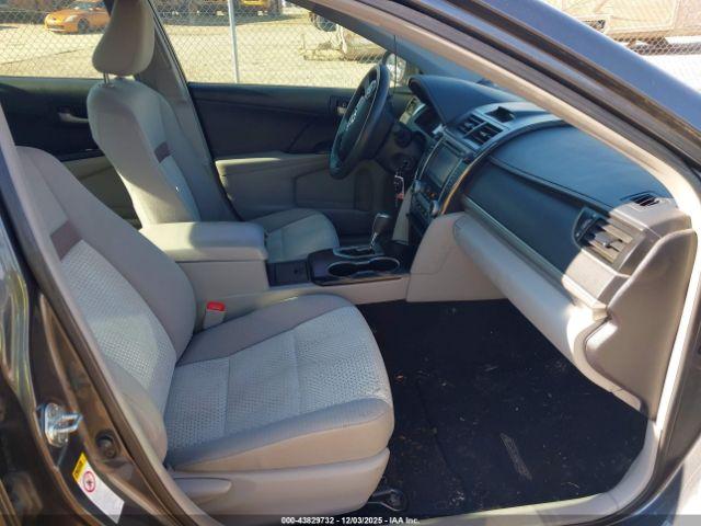 Toyota Camry Le Image 10