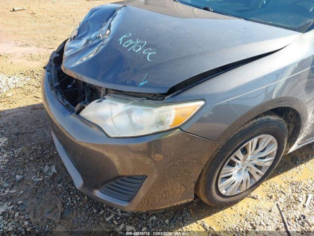 Toyota Camry Le Image 6