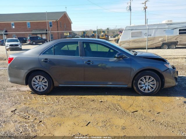 Toyota Camry Le Image 2