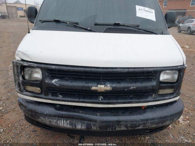 Chevrolet Express Image 3