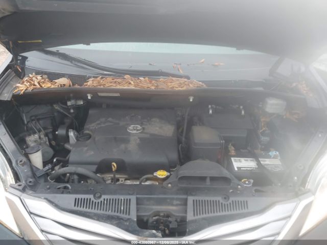 Toyota Sienna Xle 8 Passenger Image 11