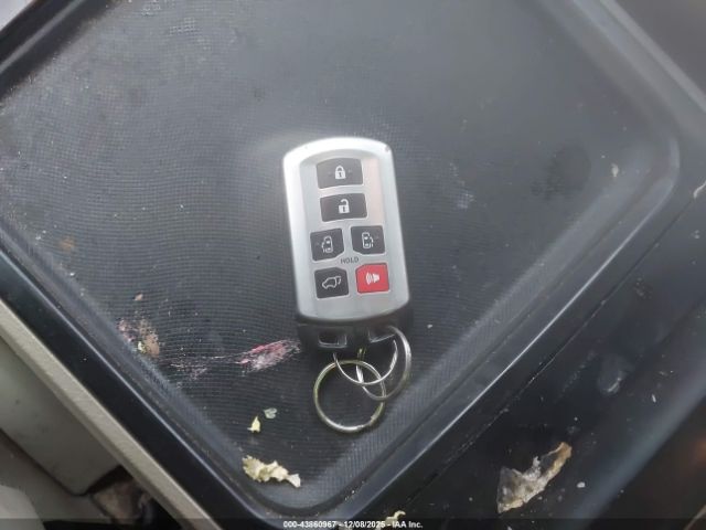 Toyota Sienna Xle 8 Passenger Image 10