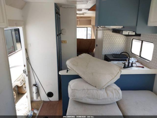 Ford Econoline E350 Cutaway Van Image 6