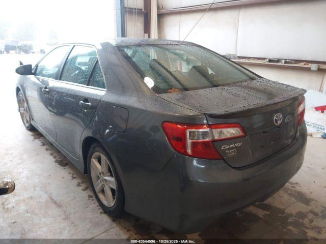 Toyota Camry Se Image 8