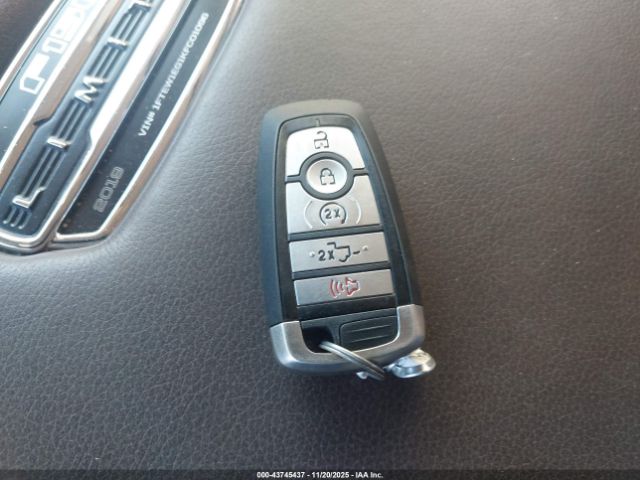 Ford F-150 Limited Image 12