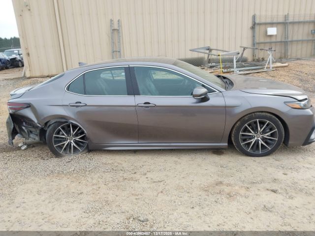 Toyota Camry Se Image 11