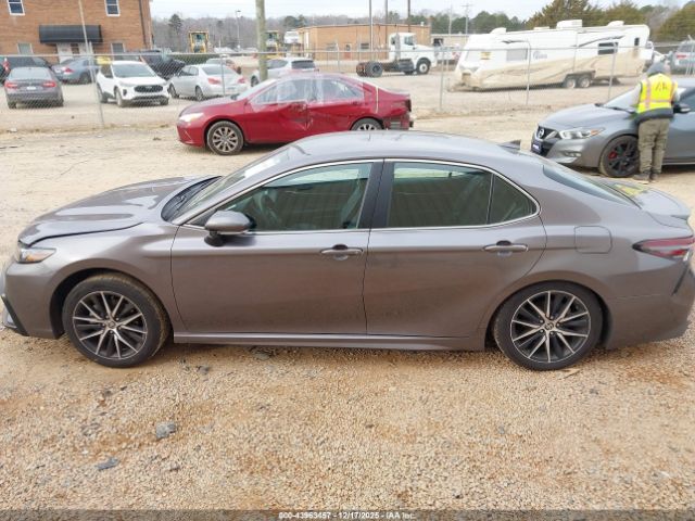 Toyota Camry Se Image 12