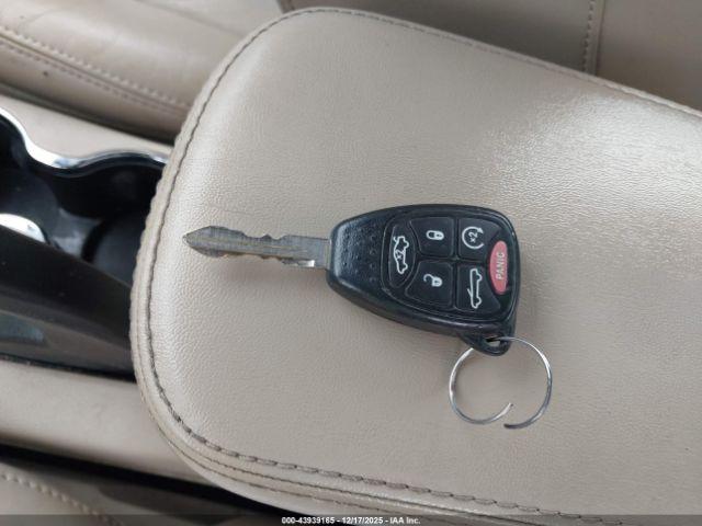 Chrysler 200 Limited Image 13