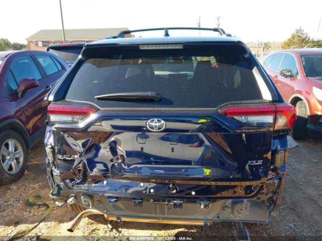 Toyota RAV4 Xle Premium Image 3