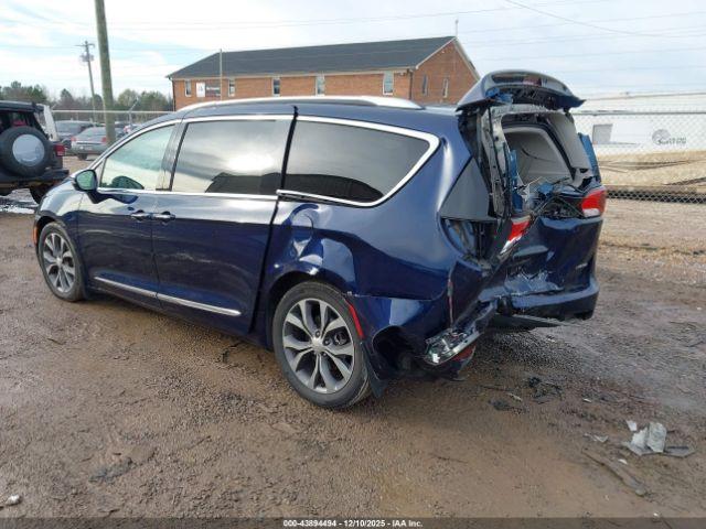 Chrysler Pacifica Limited Image 4