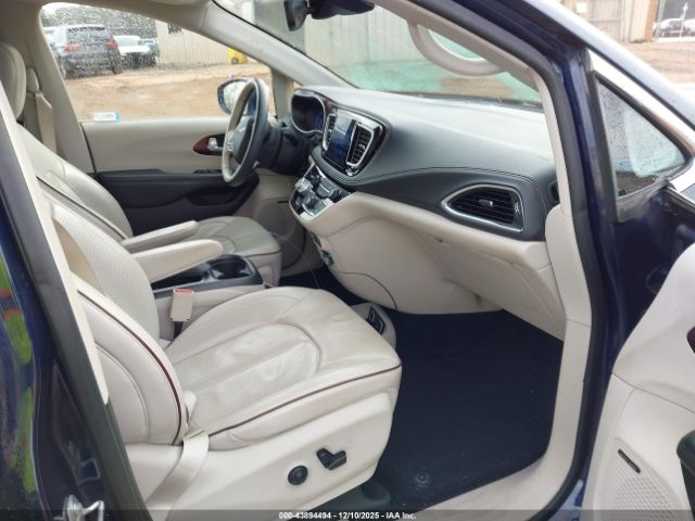 Chrysler Pacifica Limited Image 7