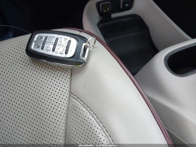 Chrysler Pacifica Limited Image 11